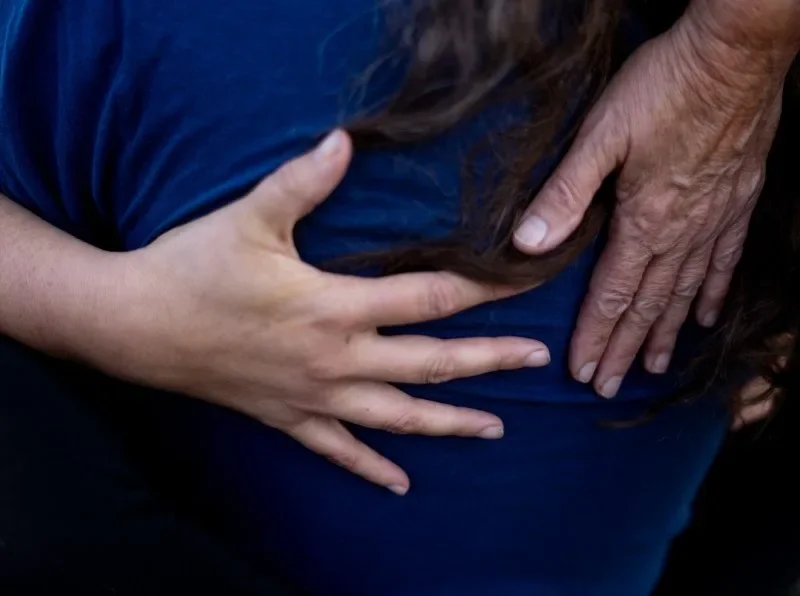 Massage med eteriska oljor – händer på rygg